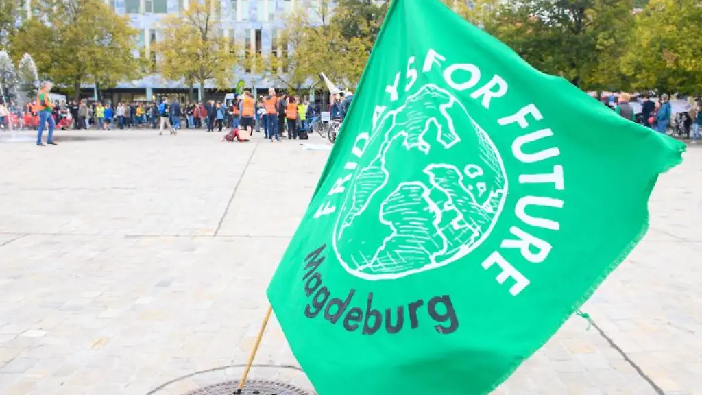 Eine-Fahne-von-Fridays-For-Future-FFF-Magdeburg-weht-auf-dem-Domplatz