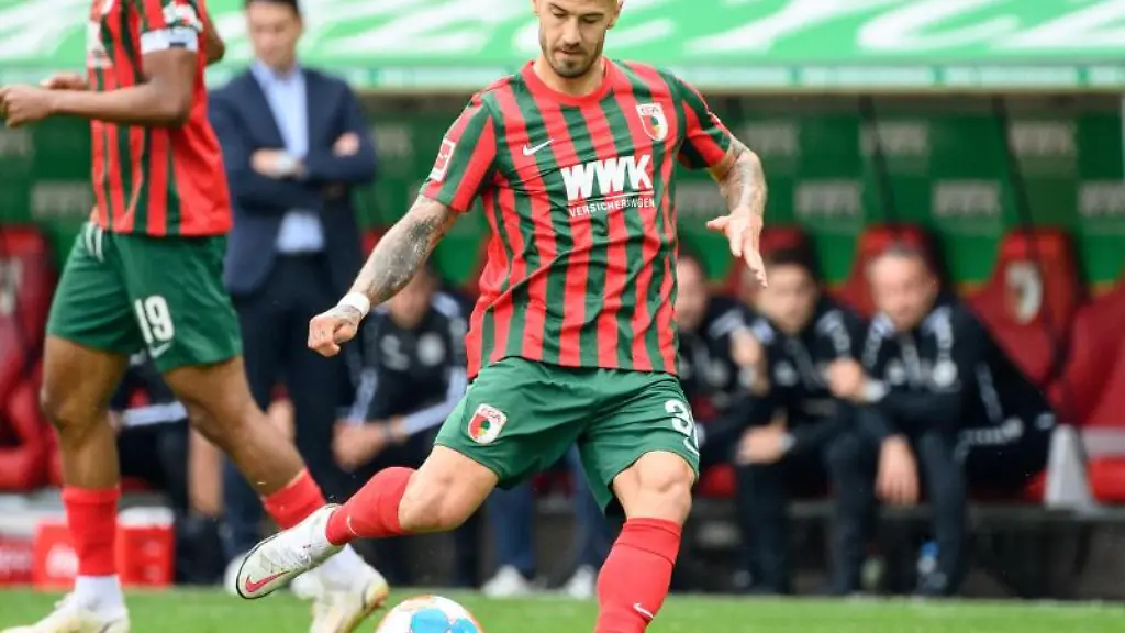 Niklas-Dorsch-vom-FC-Augsburg-spielt-den-Ball