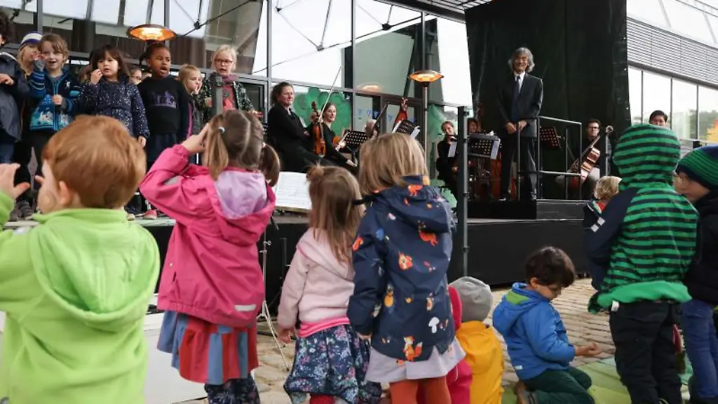 Kent-Nagano-r-verfolgt-den-Gesang-eines-Kinderchors-bei-den-Feierlichkeiten