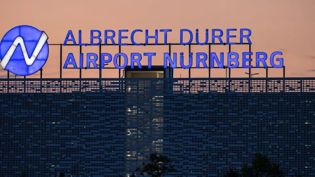 Die-Sonne-geht-hinter-einem-Parkhaus-am-Albrecht-Duerer-Airport-Nuernberg-unter