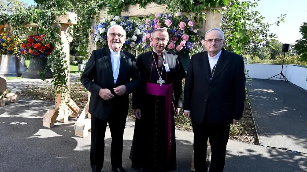 Die-Bischoefe-Gebhard-Fuerst-l-r-Martin-David-und-Jacek-Jezierski-stehen-vor-den-Kirchenglocken