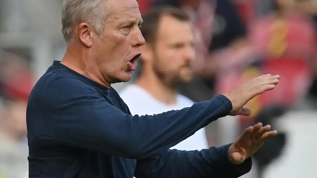 Trainer-Christian-Streich-gestikuliert