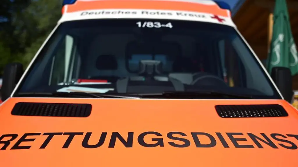 Die-Aufschrift-Rettungsdienst-ist-auf-einem-Einsatzwagen-zu-lesen