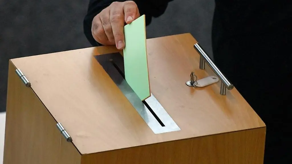 Ein-Stimmzettel-wird-in-eine-Wahlurne-geworfen