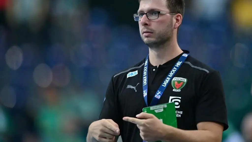 Trainer-Jaron-Siewert-an-der-Seitenlinie