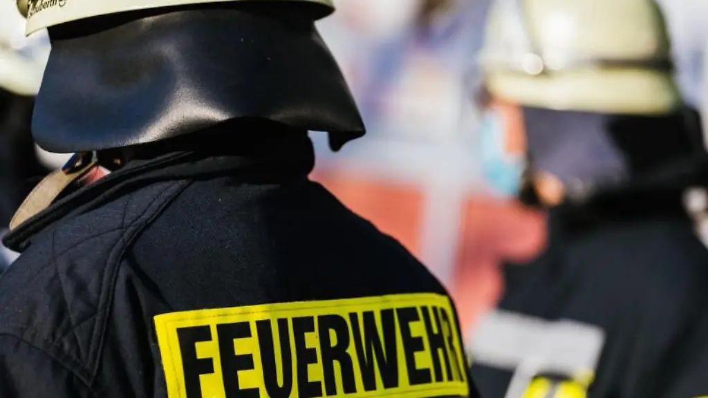 Einsatzkraefte-der-Feuerwehr-in-Schutzkleidung