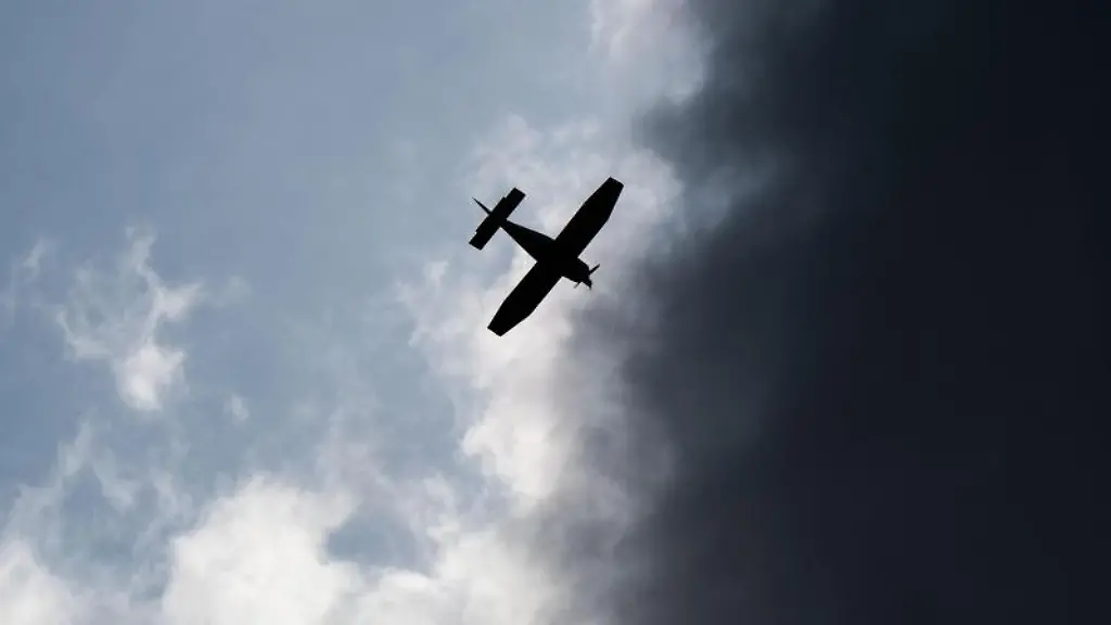 Ein-Kleinflugzeug-fliegt-vor-dunklen-Wolken