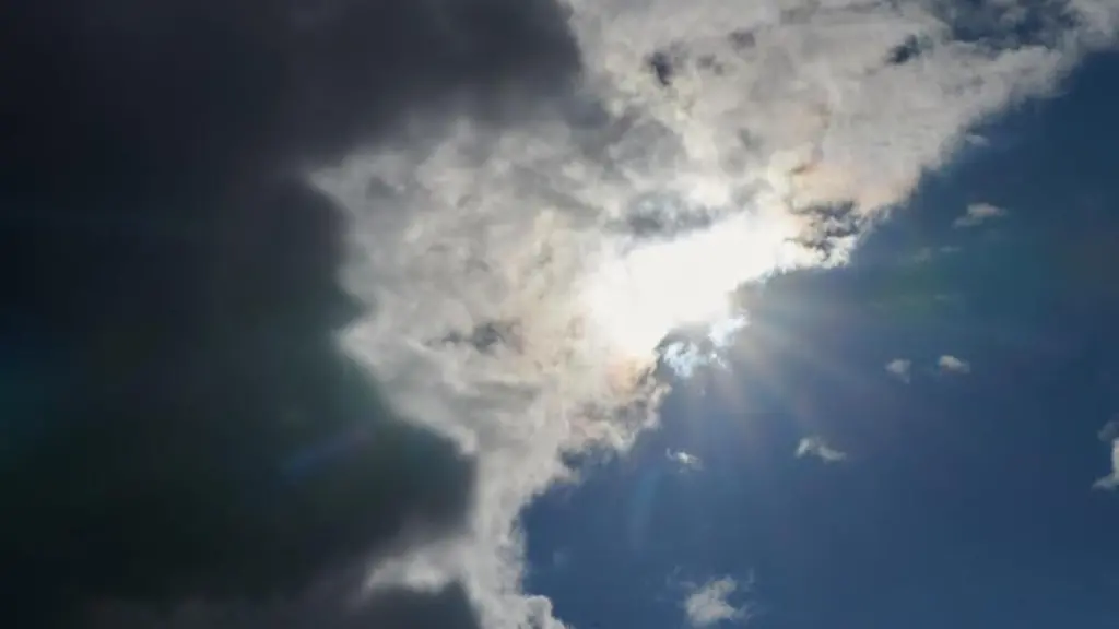 Die-Sonne-kommt-hinter-Wolken-hervor