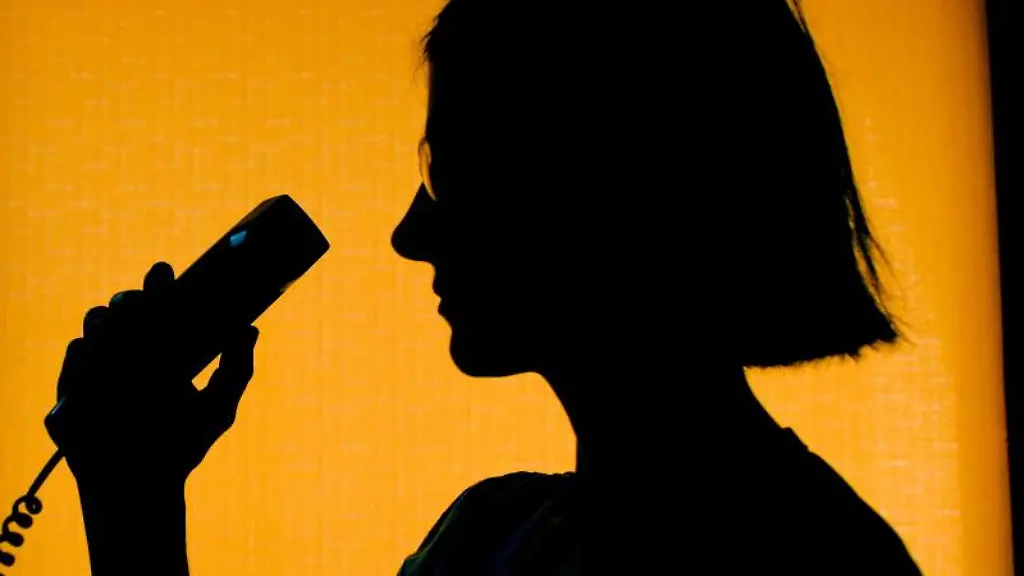 Eine-Mitarbeiterin-der-Telefonseelsorge-nimmt-ein-Telefonat-an