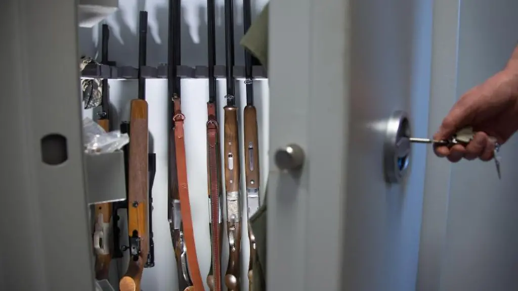 Ein-gepanzerter-Waffenschrank-mit-Langwaffen