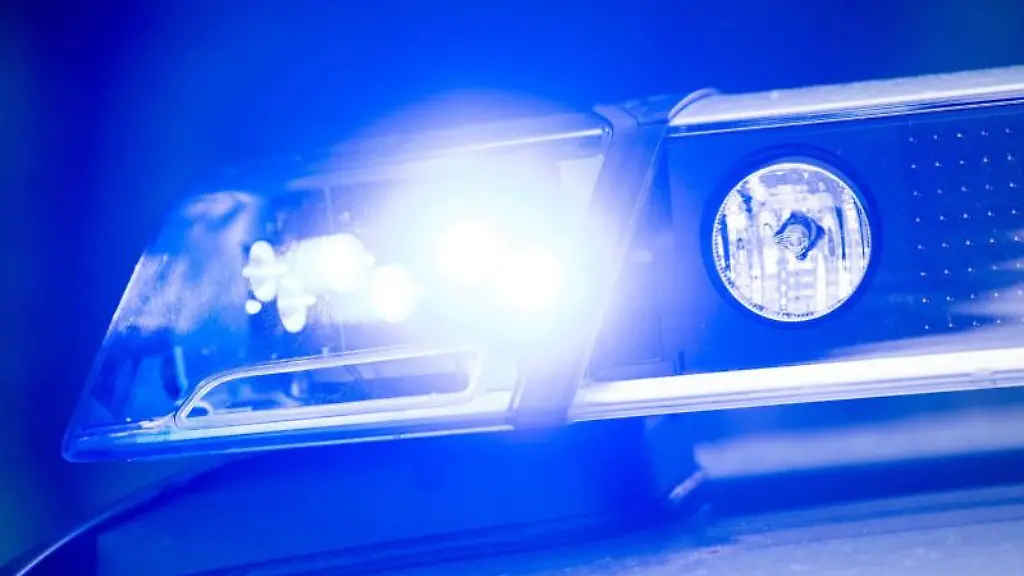 Ein-Blaulicht-leuchtet-auf-dem-Dach-einer-Polizeistreife