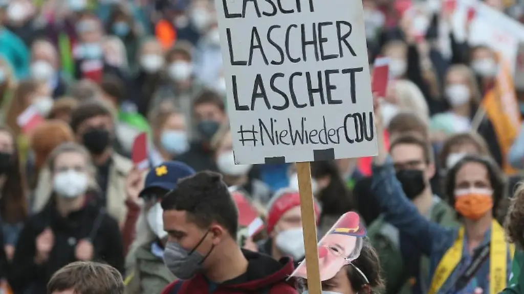 Ein-Demonstrant-haelt-ein-Plakat-hoch