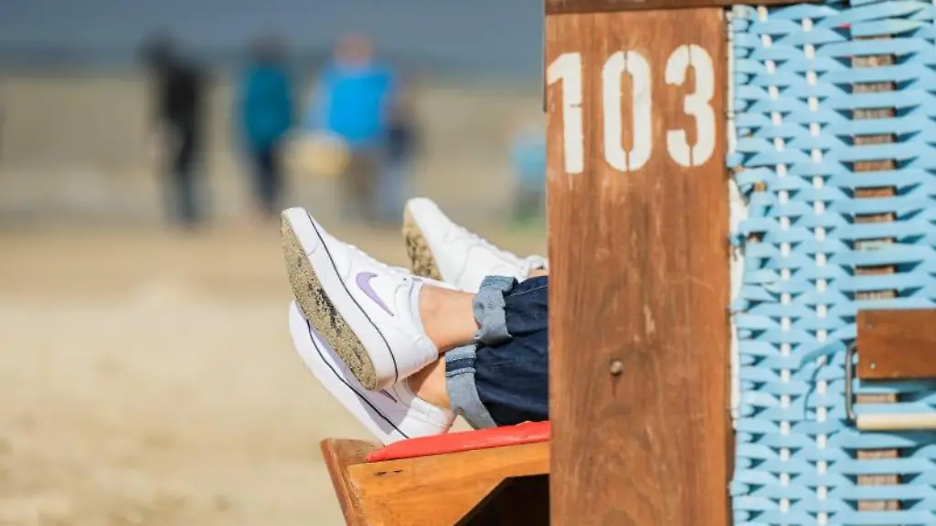 Zwei-Personen-sitzen-am-Strand-in-einem-Strandkorb