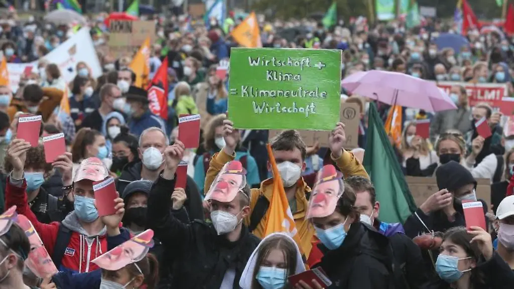 Demonstranten-mit-Plakaten