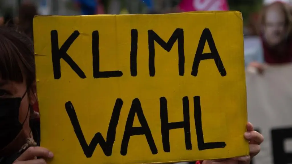 Klimawahl-steht-auf-dem-Plakat-einer-Teilnehmerin-an-einer-Demonstration-fuer-mehr-Klimaschutz