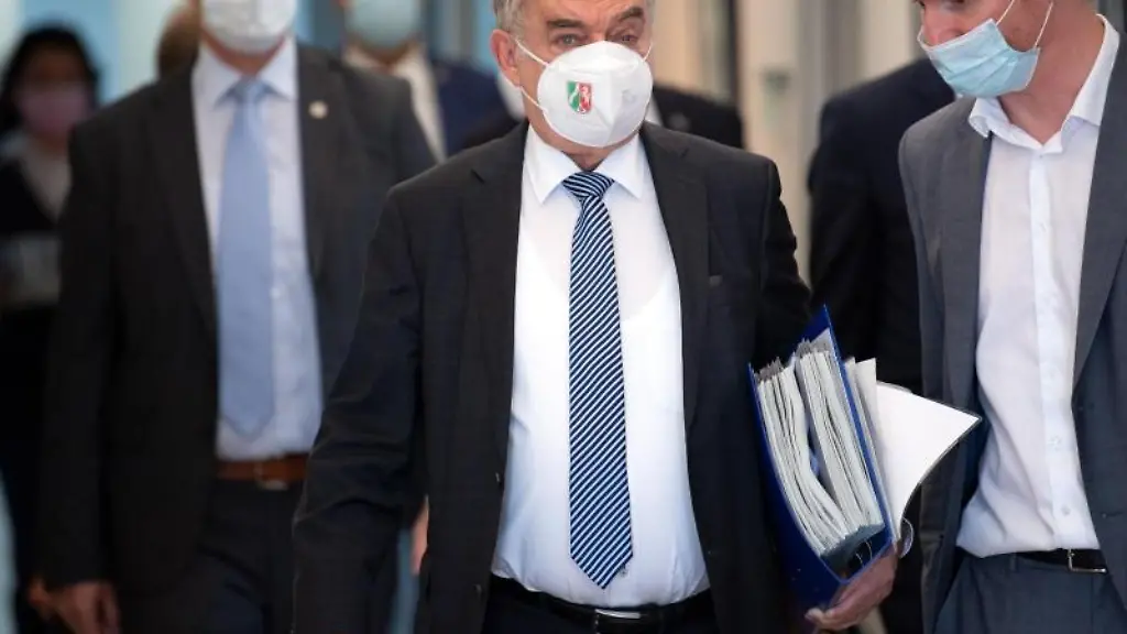 Herbert-Reul-CDU-Innenminister-von-Nordrhein-Westfalen-im-Landtag-zu-einer-Sitzung