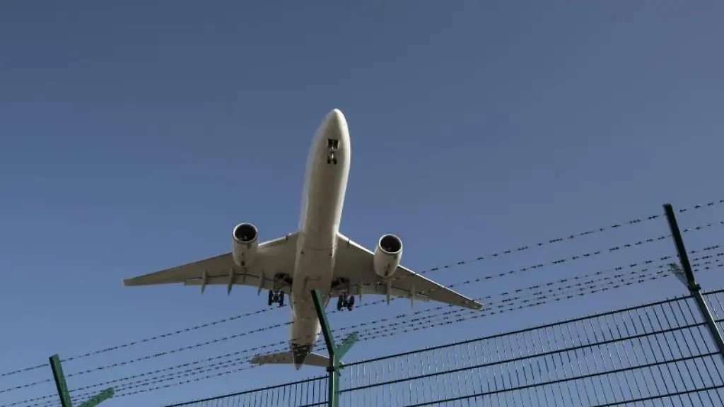 Ein-Flugzeug-bei-der-Landung