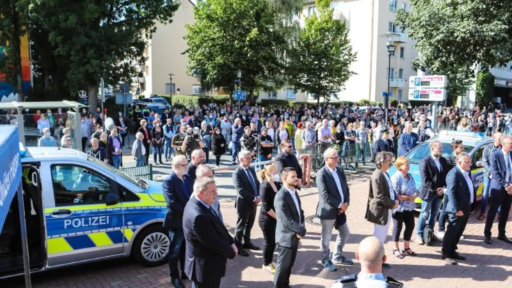 Menschen-stehen-bei-einer-Solidaritaetsveranstaltung-vor-der-Synagoge-in-Hagen