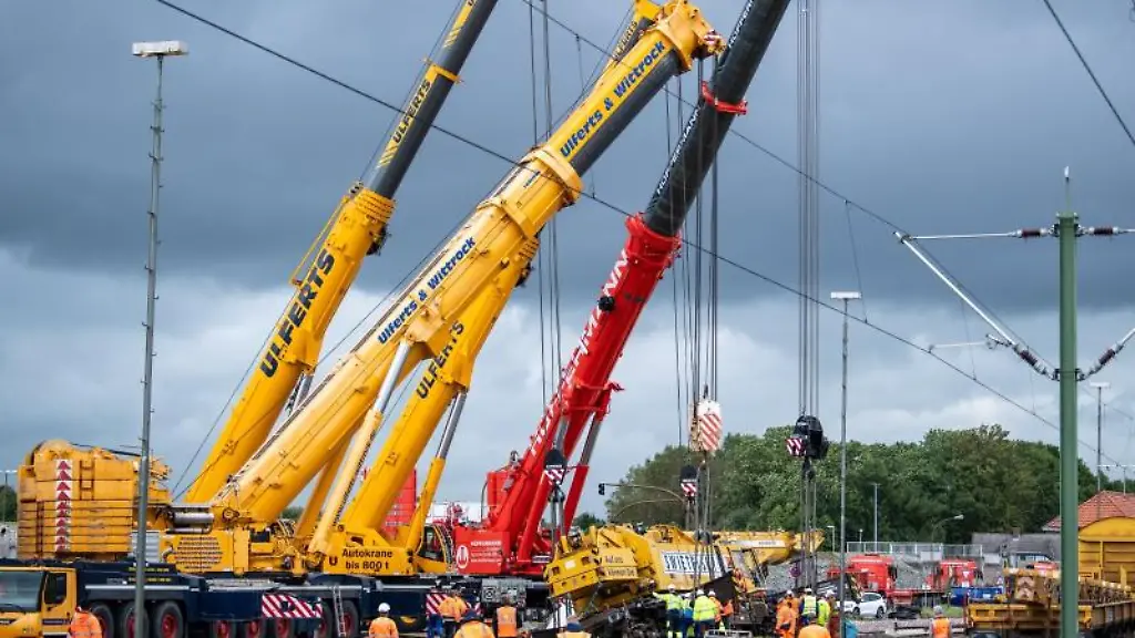 Mit-Autokraenen-wird-daran-gearbeitet-einen-entgleisten-Schienenbaukran-wieder-aufrichten