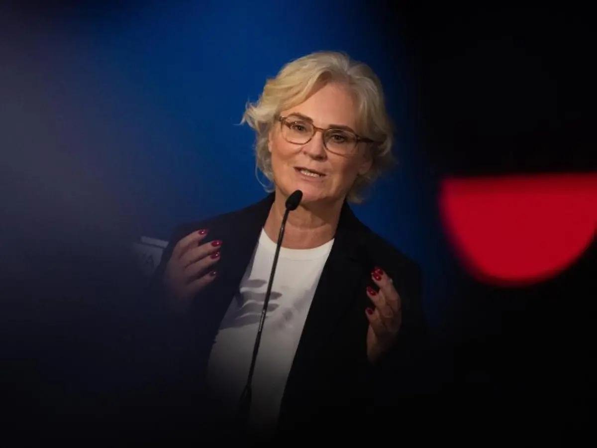 Christine-Lambrecht-SPD-Bundesministerin-der-Justiz-spricht-in-ein-Mikrofon