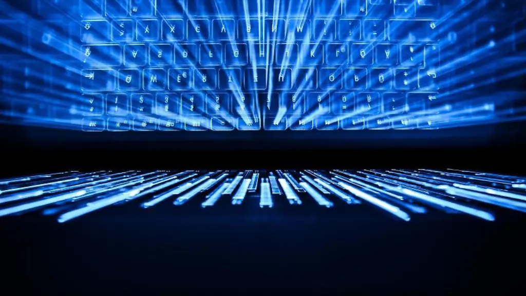 Die-beleuchtete-Tastatur-eines-Laptops-spiegelt-sich-im-Bildschirm