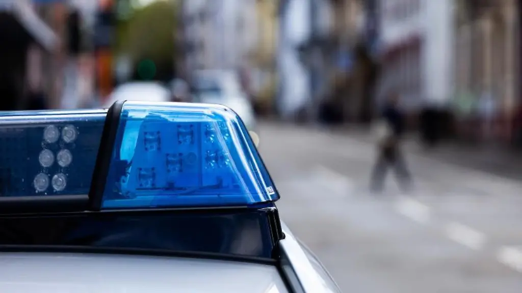 Ein-Einsatzfahrzeug-der-Polizei-steht-am-Strassenrand