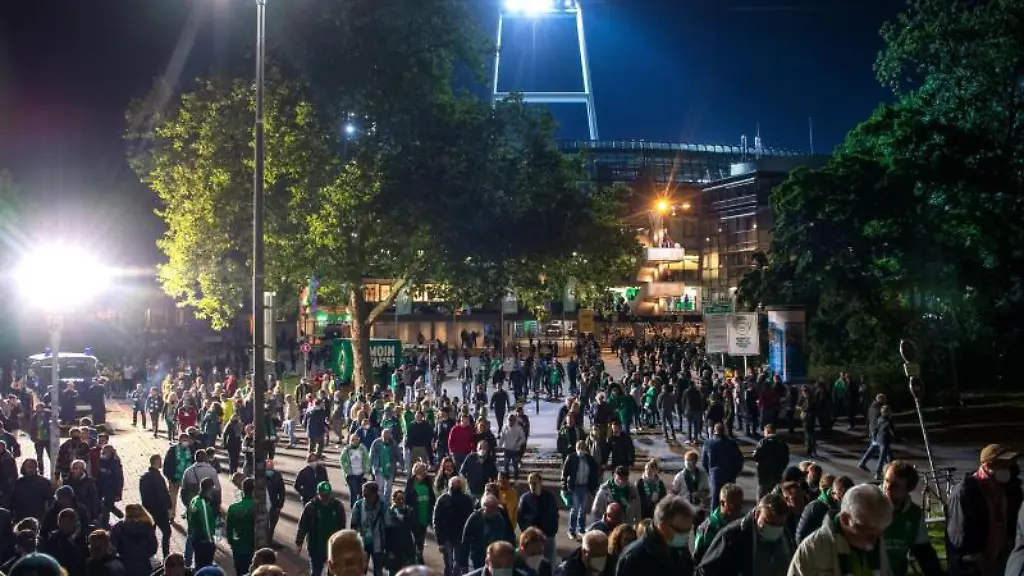 Fans-verlassen-nach-dem-Nordderby-das-Weserstadion
