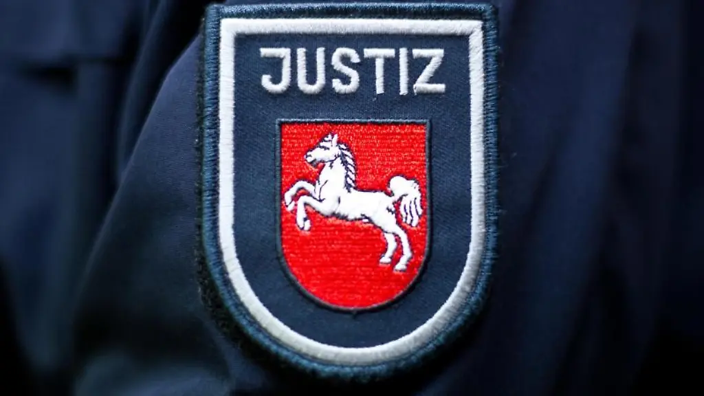 Ein-Justizbeamter-steht-in-einem-Gerichtssaal