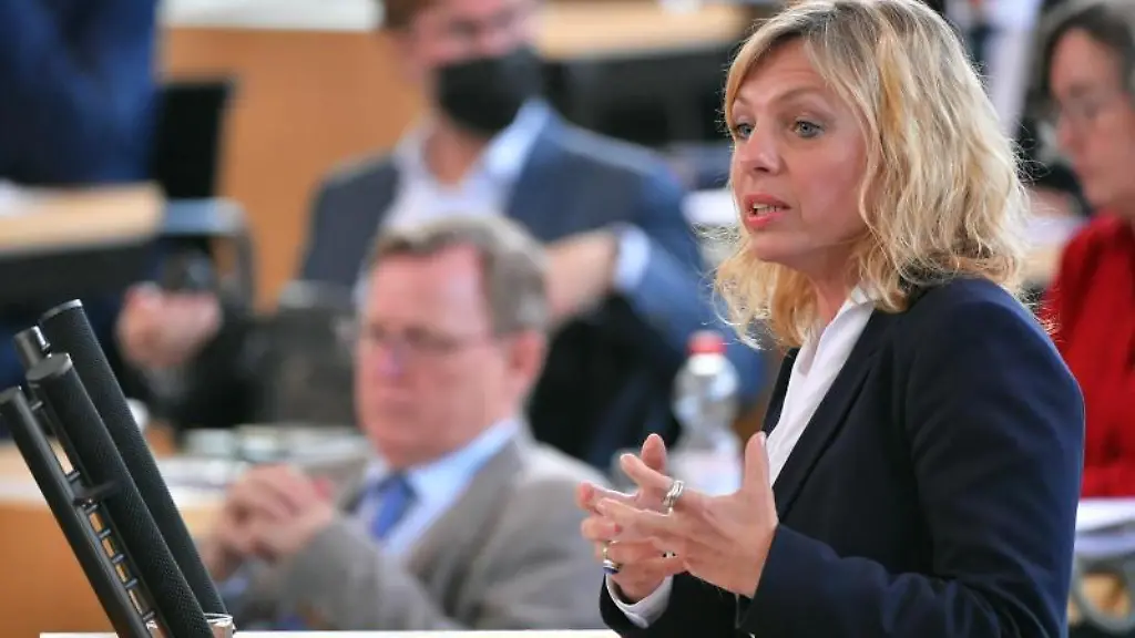 Susanna-Karawanskij-Die-Linke-Ministerin-fuer-Landwirtschaft-und-Infrastruktur-von-Thueringen-spricht-im-Plenarsaal-des-Thueringer-Landtags