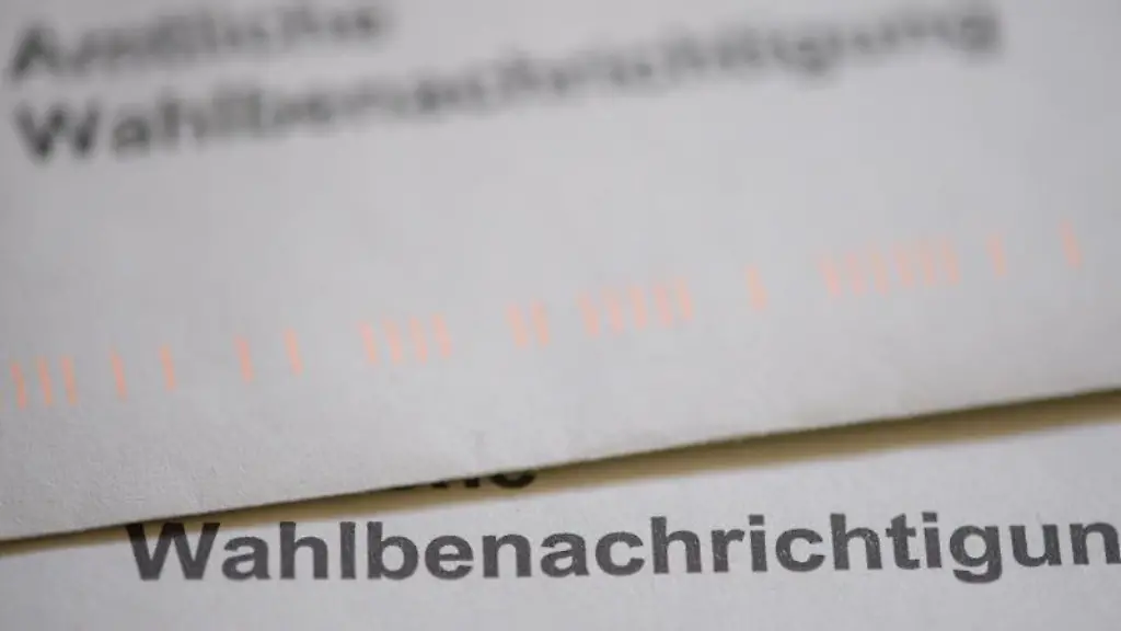 Ein-Briefumschlag-mit-der-Aufschrift-Wahlbenachrichtigung
