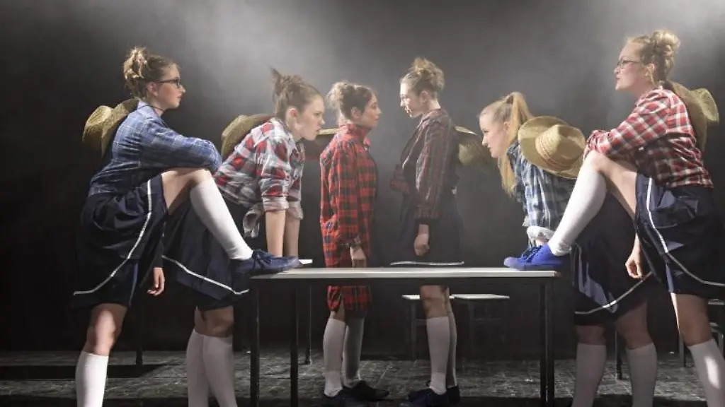 Eine-Szene-aus-dem-Theaterstueck-Laeuft-so