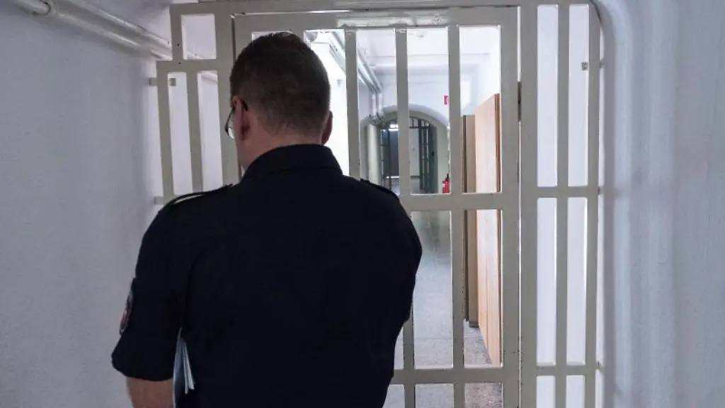 Ein-Justizvollzugsbeamter-geht-in-der-JVA-Wolfenbuettel-einen-Flur-entlang