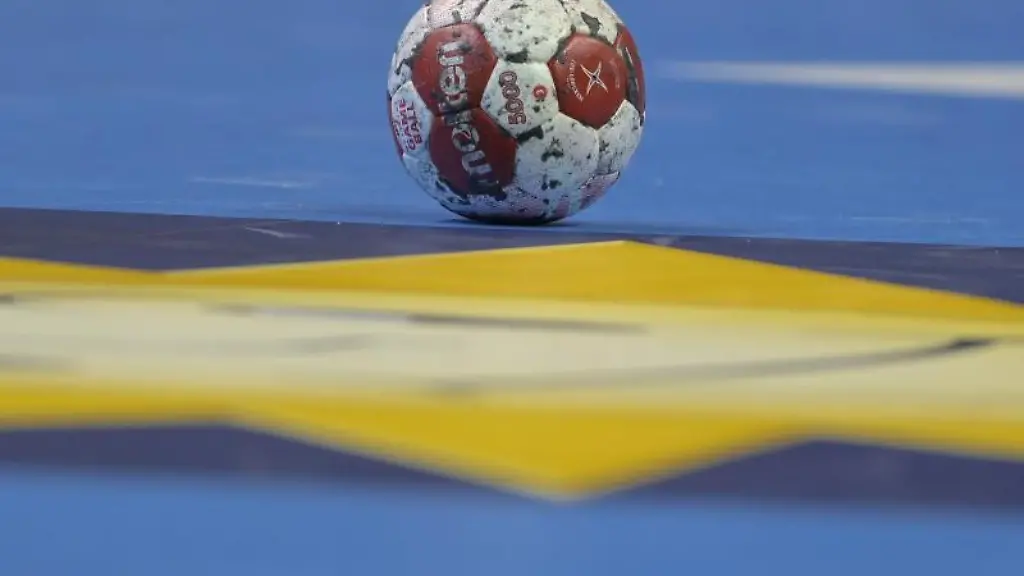 Ein-Spielball-liegt-auf-einem-Handballfeld