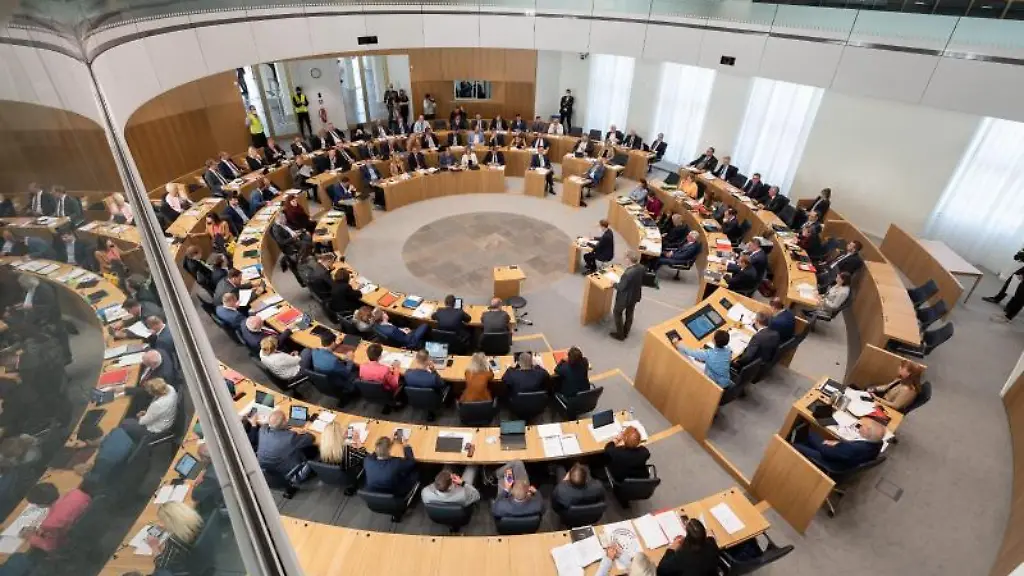 Mitglieder-des-Landtags-von-Rheinland-Pfalz-sitzen-waehrend-einer-Sitzung-auf-ihren-Plaetzen