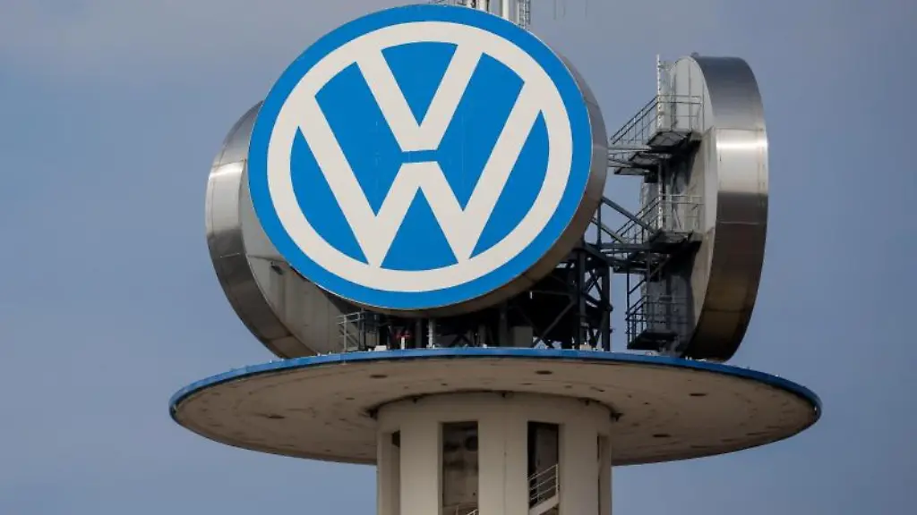 Das-Logo-des-Automobilherstellers-Volkswagen-ist-am-VW-Tower-in-Hannover-zu-sehen
