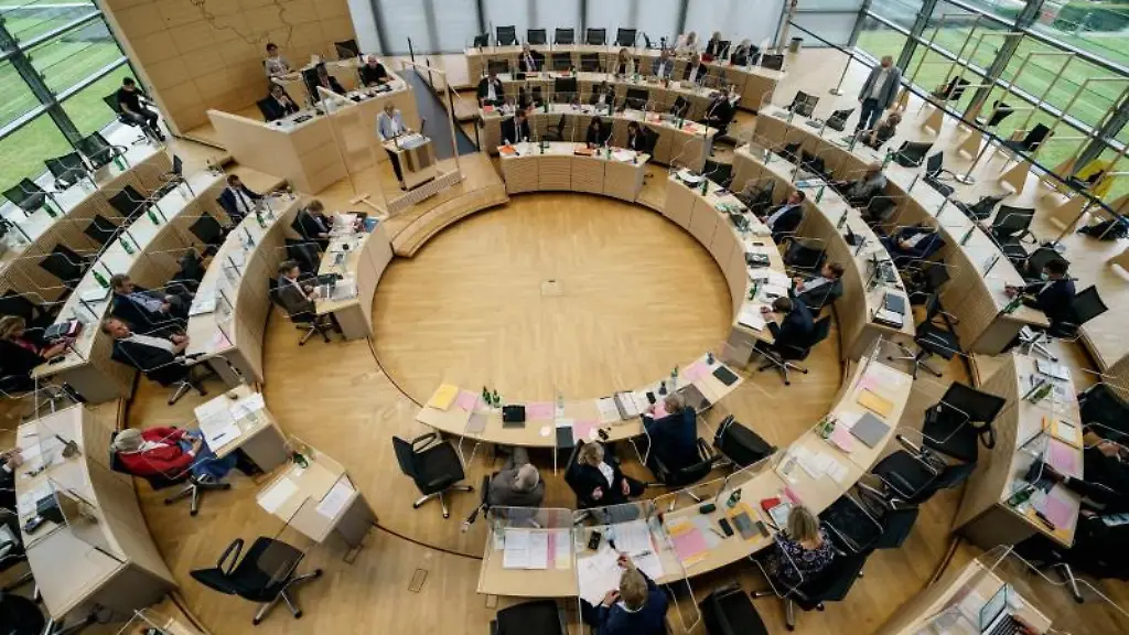 Landtagsabgeordnete-tagen-im-Plenarsaal