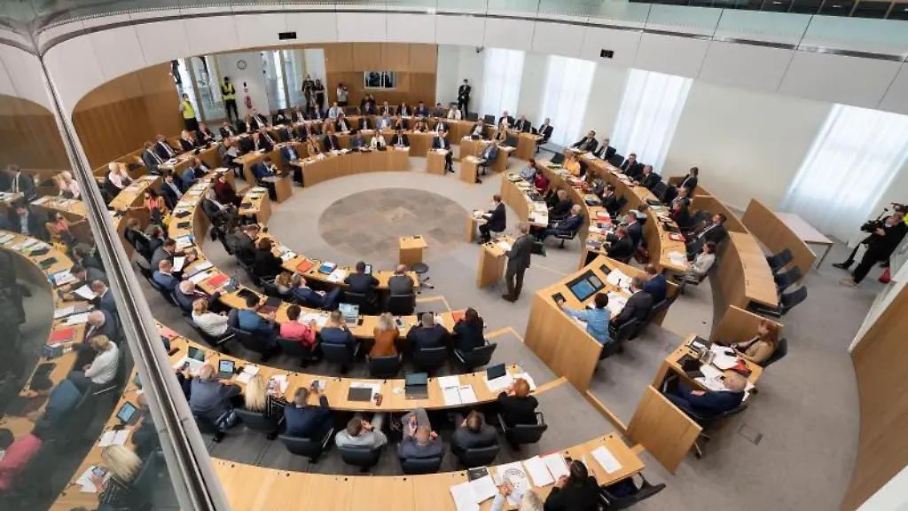 Mitglieder-des-Landtags-von-Rheinland-Pfalz-sitzen-im-Plenarsaal