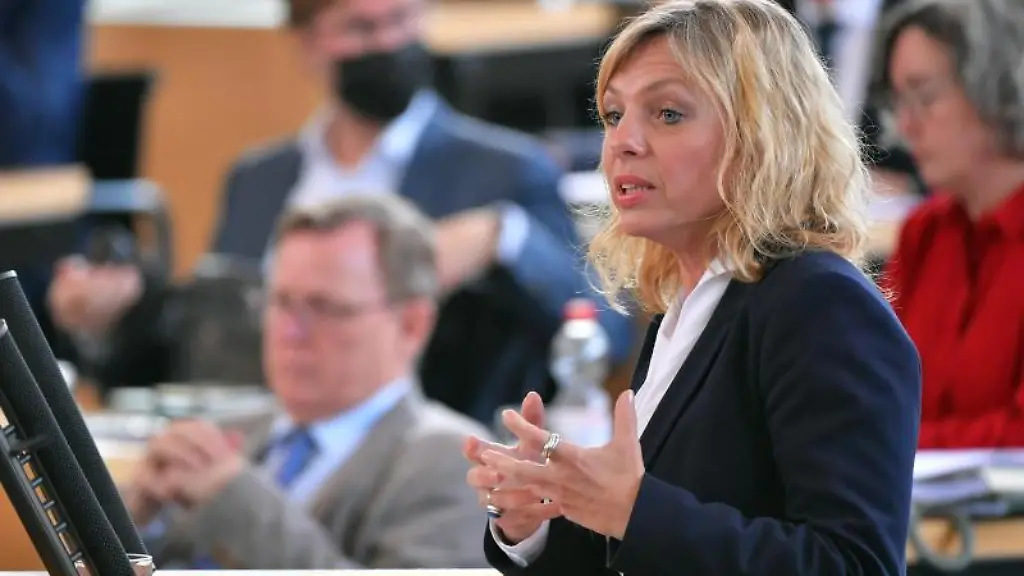 Susanna-Karawanskij-Die-Linke-spricht-im-Plenarsaal-des-Thueringer-Landtags