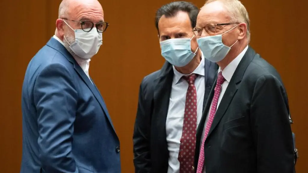 Bernd-Osterloh-l-und-Karlheinz-Blessing-M-neben-Anwalt-Manfred-Parigger