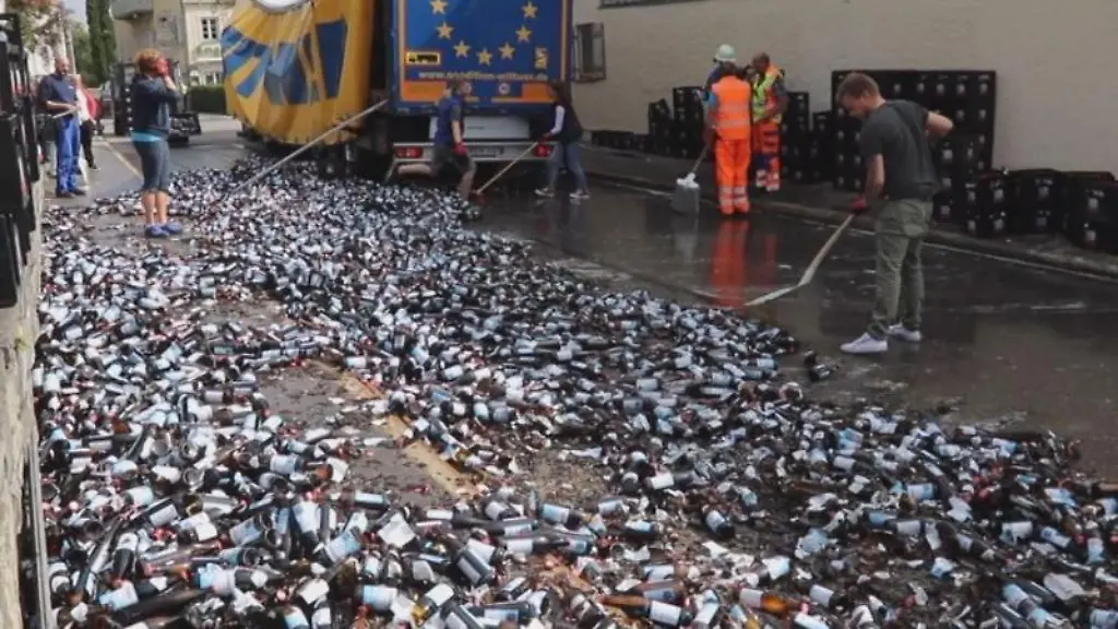 Einsatzkraefte-von-der-Feuerwehr-sowie-Helfer-raeumen-zahlreiche-zerbrochene-Bierflaschen-auf