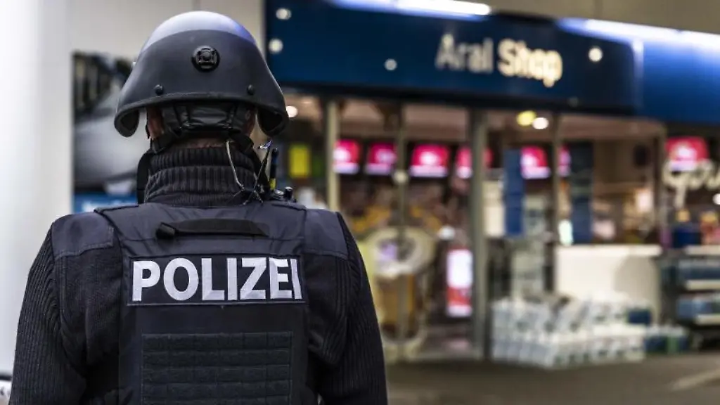 Ein-Polizist-sichert-eine-Tankstelle-in-Idar-Oberstein