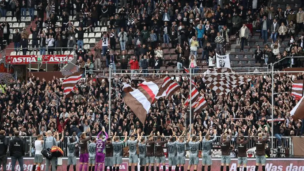St-Paulis-Spieler-bedanken-sich-nach-dem-Spiel-gegen-Ingolstadt-bei-den-Fans-auf-der-Suedtribuene