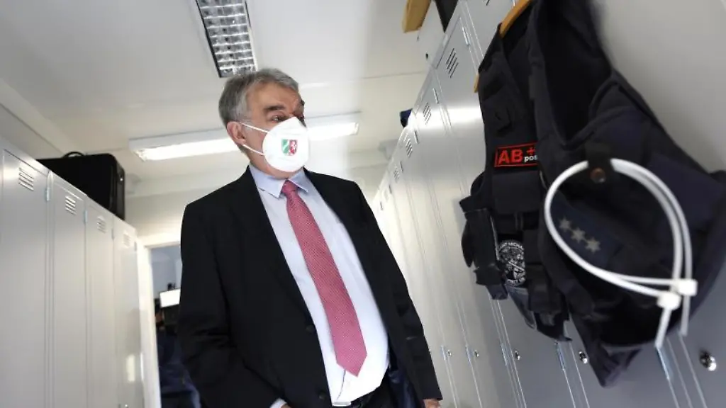 NRW-Innenminister-Herbert-Reul-CDU-besucht-eine-temporaere-Container-Wache-der-Polizei