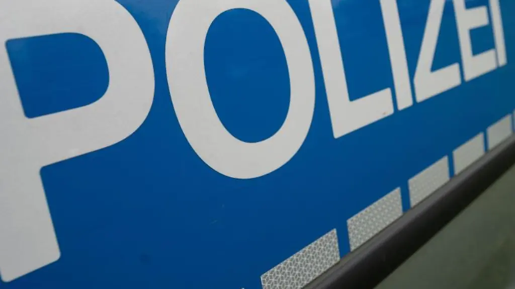 Das-Wort-Polizei-steht-auf-einem-Einsatzwagen