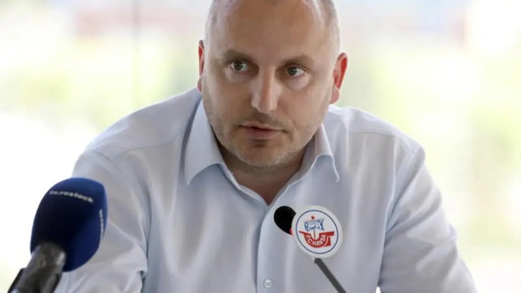 Robert-Marien-Vorstandsvorsitzender-von-FC-Hansa-Rostock-bei-einer-Pressekonferenz