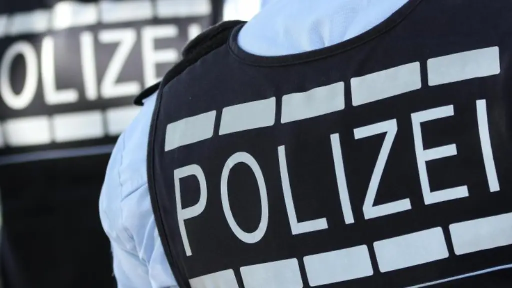 In-Westen-gekleidete-Polizisten
