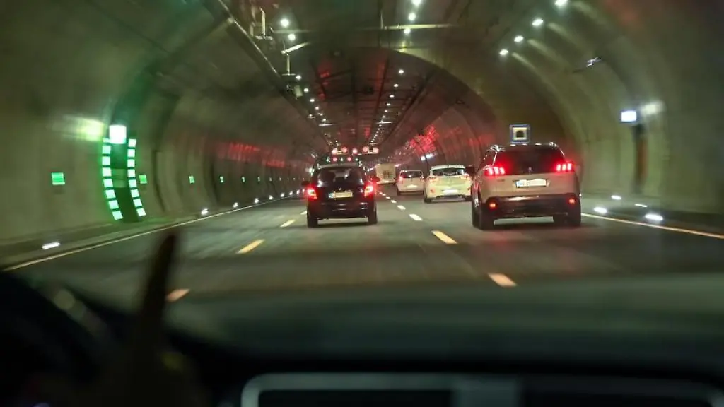 Eine-Autofahrerin-faehrt-durch-den-Jagdbergtunnel-auf-der-A4-bei-Jena
