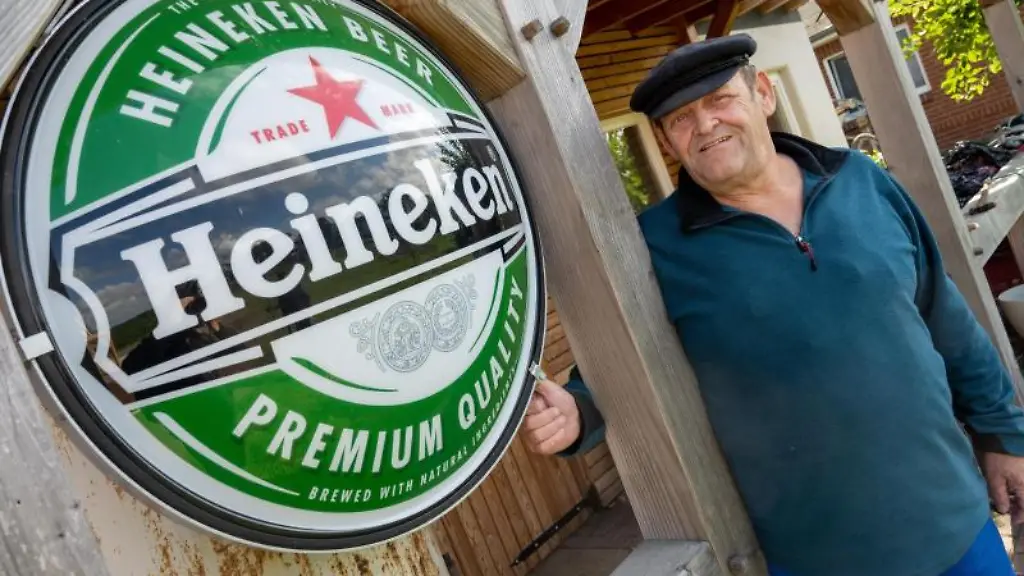 Der-ehemalige-Fischer-Hans-Joachim-Bull-steht-an-einem-Schuppen-in-Lobbe