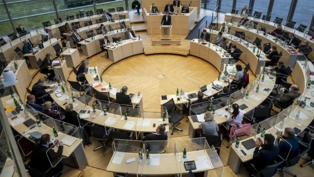 Die-Abgeordneten-des-schleswig-holsteinischen-Landtags-debattieren-im-Plenarsaal