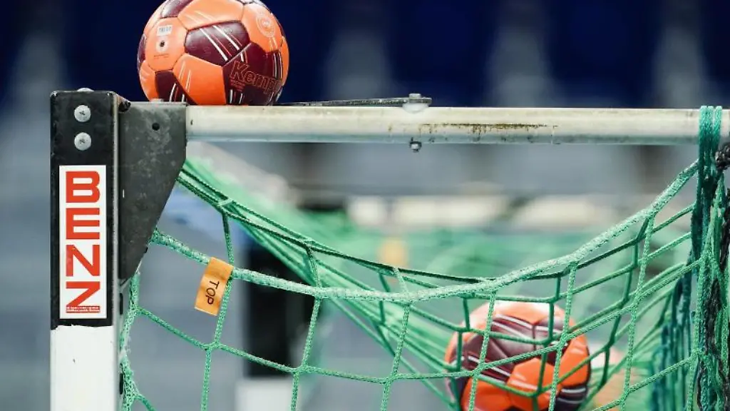 Spielbaelle-liegen-im-Netz-eines-Handball-Tors